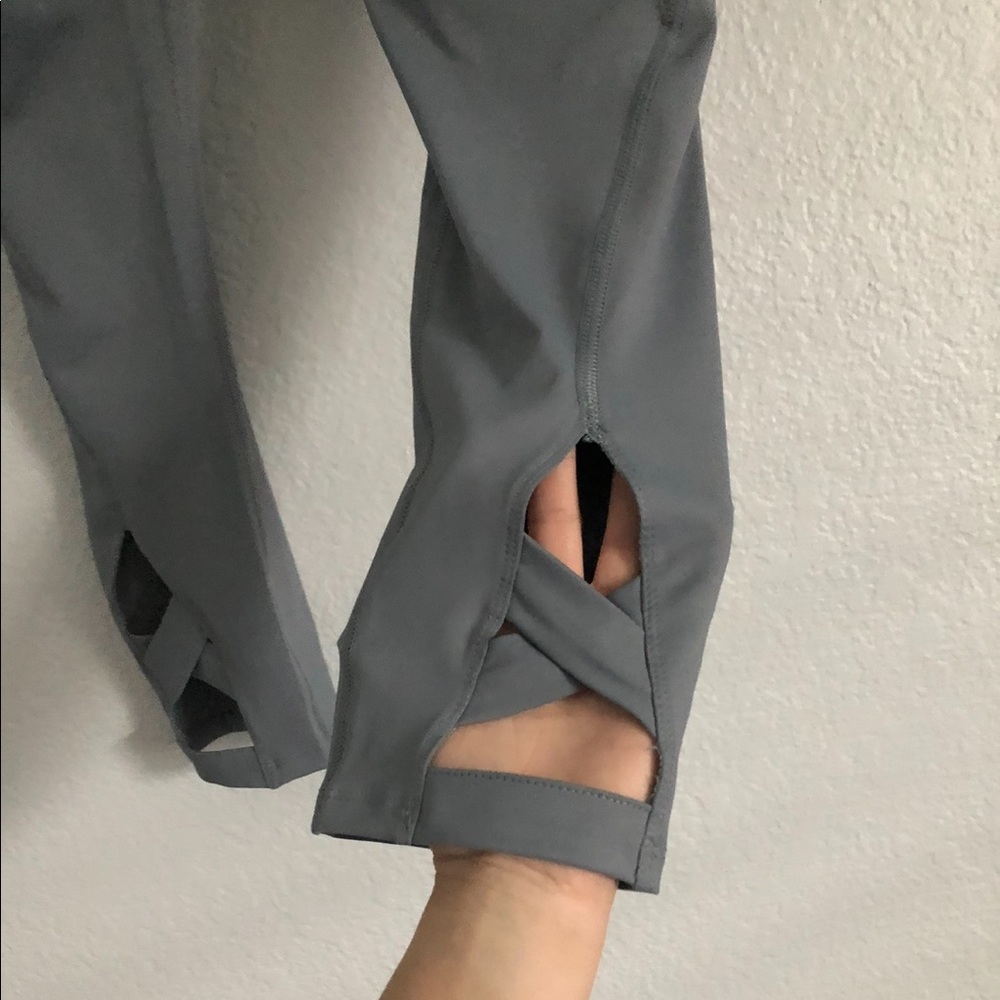 Yoga pants grand new. Never worn. Size small .